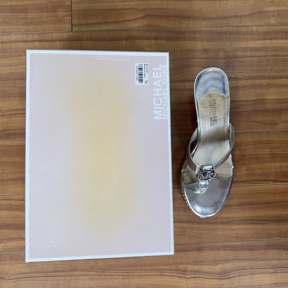 Michael Kors Sandals Womens Size 8 Silver Palm Beach Wedge Thong MK Logo